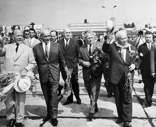 Nikita Chruszczow i Władysław Gomułka na lotnisku Okęcie w Warszawie