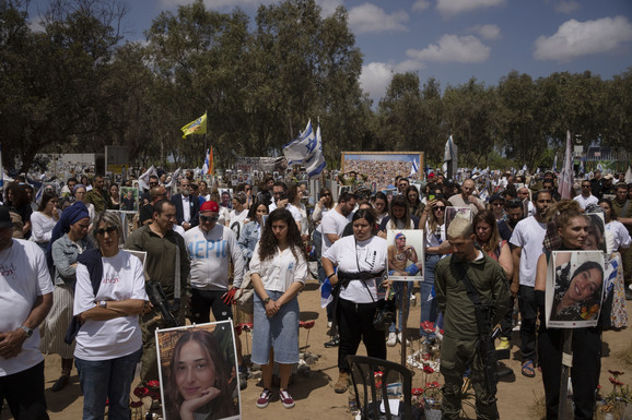 "STOJIMO PORED OSTATAKA HRAMA U PODERANOJ ODEĆI" U Izraelu održana ceremonija za Dan sećanja: Prvo obeležavanje stradanja Jevreja od napada Hamasa