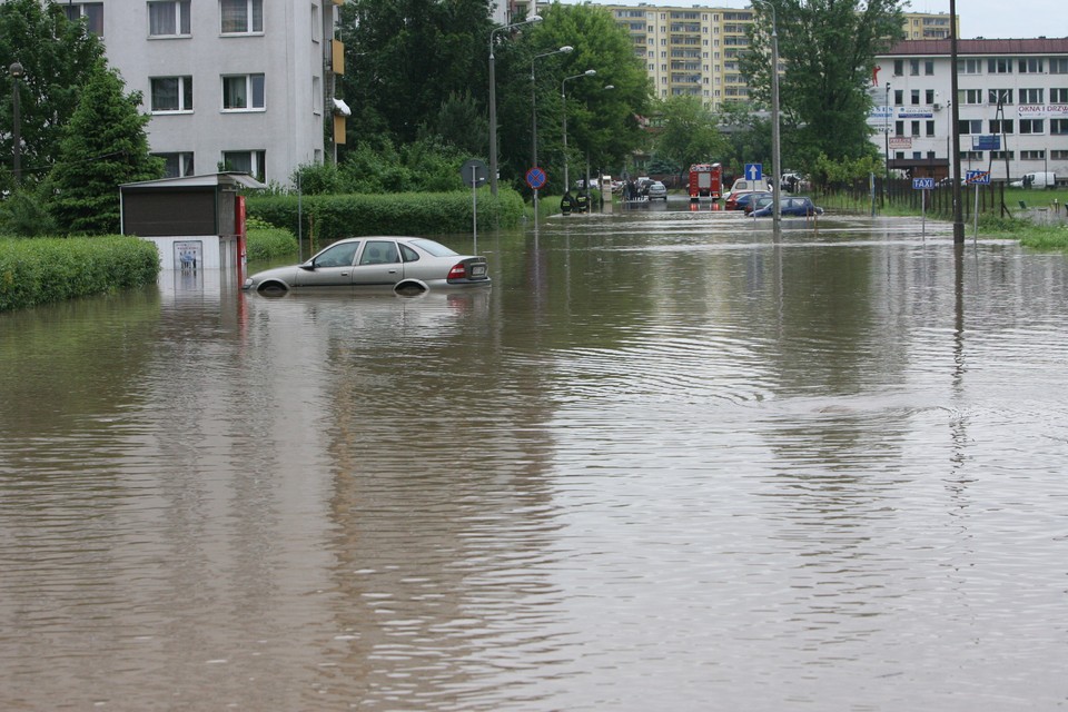 KRAKÓW POWÓDŹ ZALANE ULICE