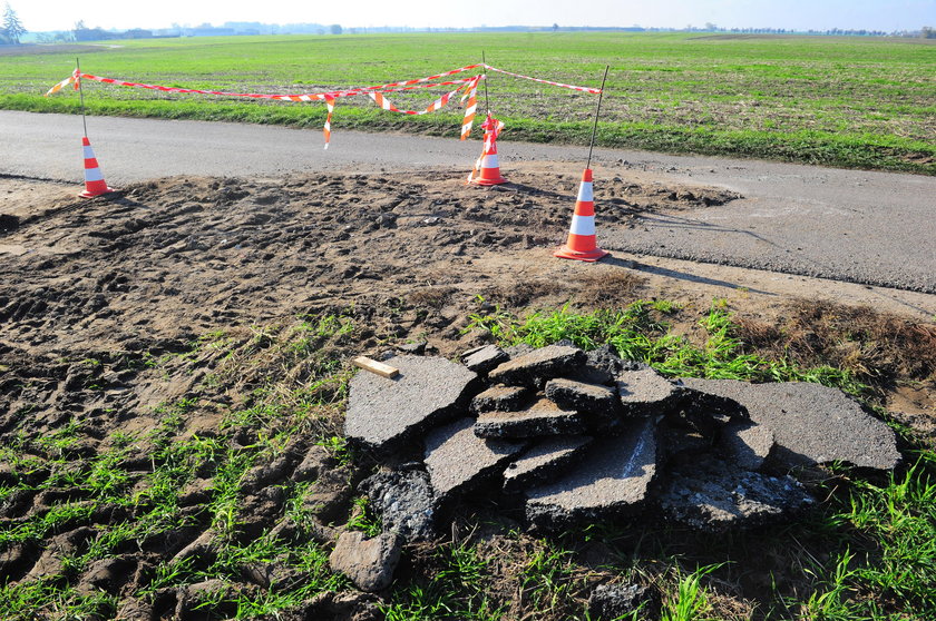 Warmińsko-Mazurskie: Rolnik przypadkiem zaorał drogę