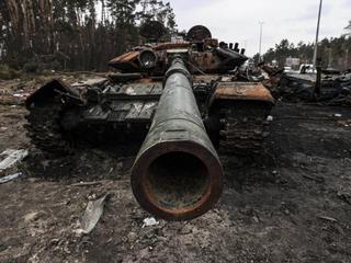 Zniszczony czołg wojsk rosyjskich na autostradzie Kijów - Żytomierz