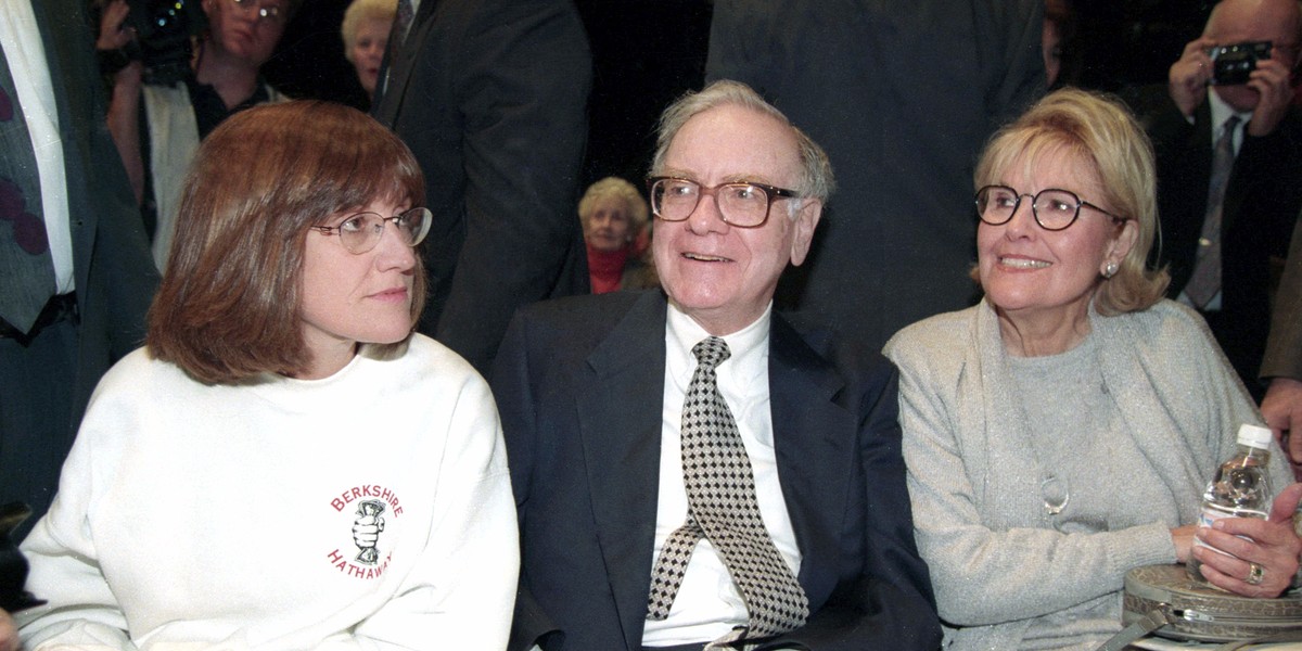 Warren Buffett sitting between his first wife, Susan, right, and their daughter, Susan, before the annual Berkshire Hathaway shareholders meeting in Omaha in 1997.