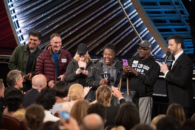 Jimmy Kimmel wita turystów na gali rozdania Oscarów w Dolby Theatre w Hollywood