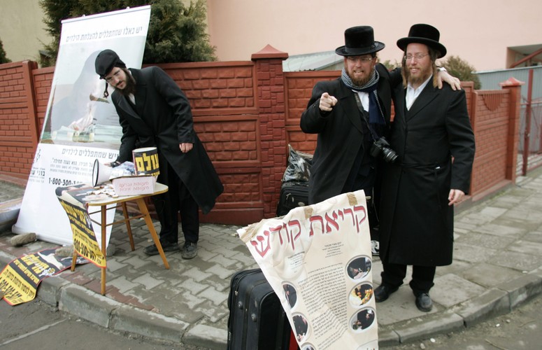 Odbyło się m.in. uroczyste składanie karteczek z prośbami, bo chasydzi wierzą, że tego dnia cadyk schodzi z nieba i zabiera ich prośby do Boga