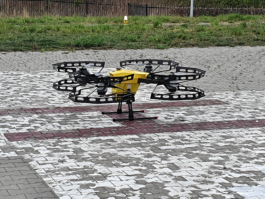 Dron przetransportował próbki do badań w kierunku koronawirusa SARS-Cov-2 między dwoma warszawskimi szpitalami. 
