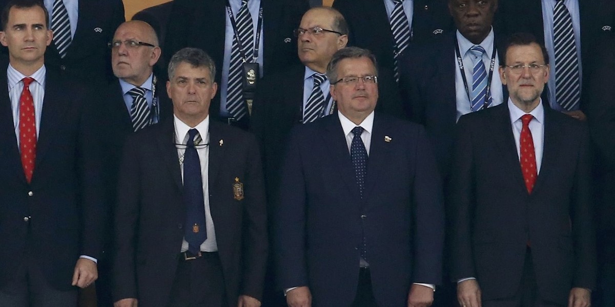 Bronisław Komorowski na trybunach stadionu w Kijowie.