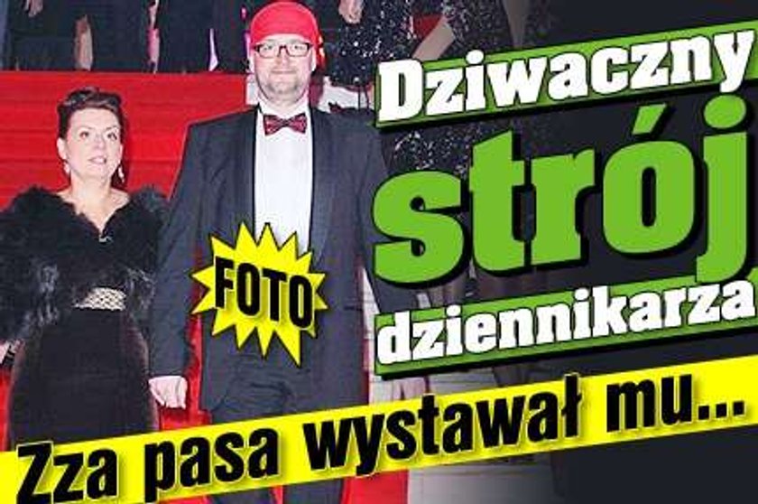 Dziwaczny strój dziennikarza. Zza pasa wystawał mu...