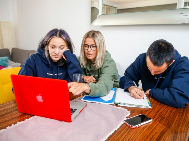 Żadnej tandety! Marta Wiśniewska podczas kwarantanny wygląda lepiej niż kiedykolwiek wcześniej. FOTO