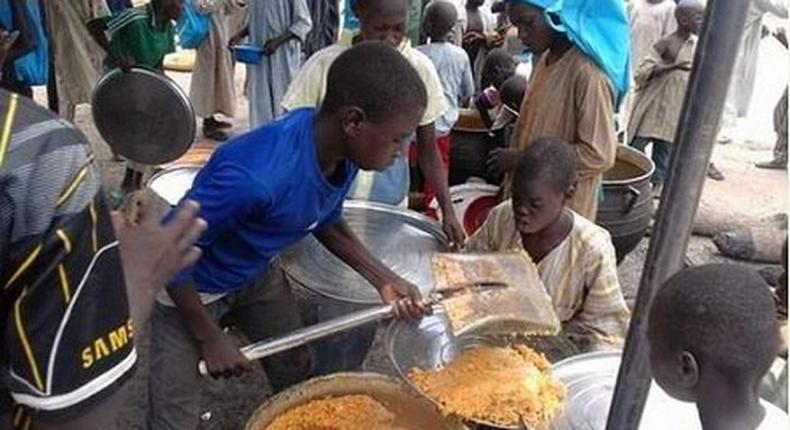 A photo supposedly showing Nigerian IDPs being served with shovels