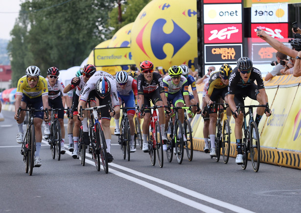 Kolarze finiszujący na mecie 5. etapu 78. Tour de Pologne w Bielsku Białej