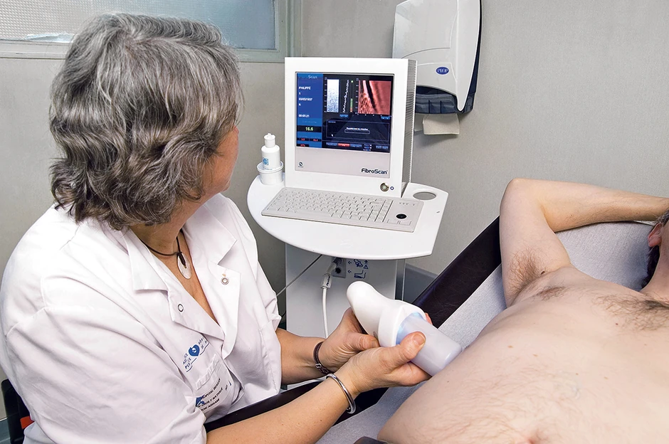 Pregled se obavlja sondom dok pacijent leži i potpuno je bezbolan