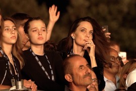 Ćerka Anđeline i Breda ima skroz NOVI IMIDŽ: Ima potpuno drugu boju kose i PIRSING i ljudi su tek sada zbunjeni na koga od slavnih roditelja je POKUPILA GENE