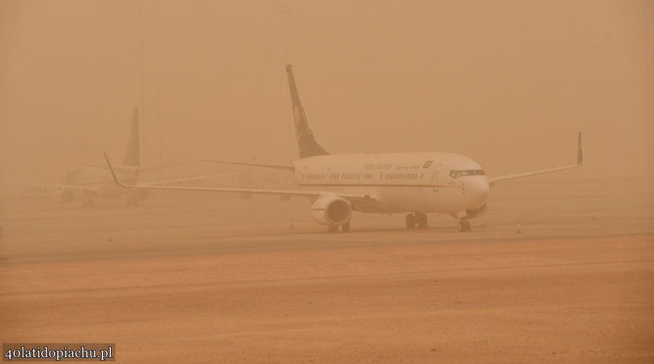 Na lotnisku w Rijadzie przywitała nas burza piaskowa.