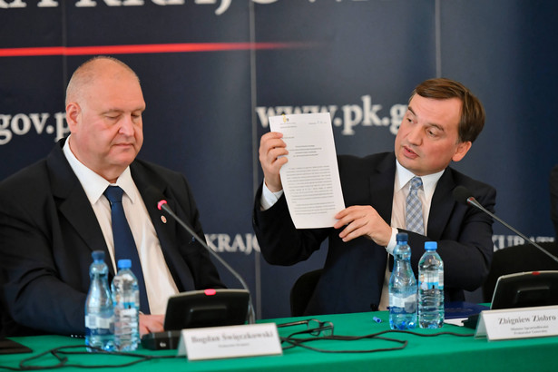 Minister sprawiedliwości Zbigniew Ziobro (P) oraz prokurator krajowy Bogdan Święczkowski (L)