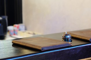 Najciekawsze zwyczaje hotelowe na świecie. Jak nie dać się zaskoczyć?