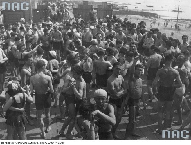Warszawa. Potańcówka na plaży Poniatówka