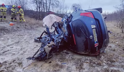 Dramatyczny wypadek na Dolnym Śląsku. Nissan rozerwany po zderzeniu z zaworem