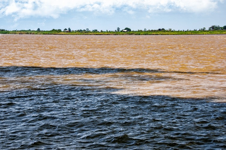 <strong>Encontro das Aguas – dwie rzeki, jeden nurt</strong>
<br></br>
“Spotkanie wód” to jedna z głównych atrakcji turystycznych regionu Manaus. Na odcinku sześciu kilometrów, dwie rzeki – Rio Negro oraz Solimoes płyną jednym nurtem, ale ich wody się nie mieszają. 
<br></br>
Rio Negro może poszczycić się ciemno-czarną wodą w temperaturze 28 stopni Celsjusza, która płynie z prędkością 2 km na godzinę. Rzeka Solimoes ma jaśniejszy, piaskowaty kolor i przepływa między 4-6 km na godzinę, Jej woda jest znacznie chłodniejsza, ma temperaturę 22 stopni Celsjusza. To właśnie przez te różnice w prędkości, temperaturze i gęstości wody stanowią podstawę wyjaśnienia tego niewiarygodnego zjawiska. 
<br></br>
<a  href=
