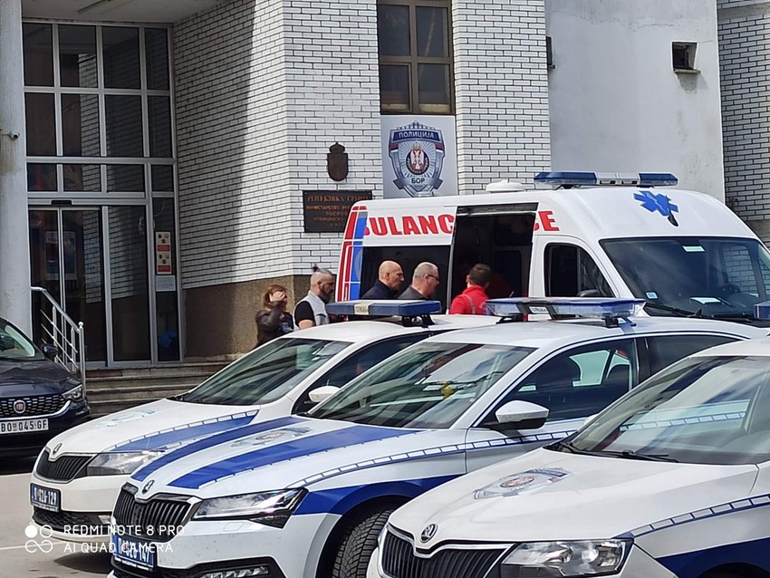 Hitna pomoć ispred policijske stanice u Boru
