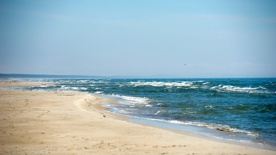 Tajemnicza czarna substancja pojawiła się na plaży w stanie Maine, zdj. ilustracyjne