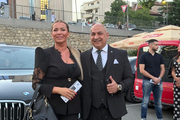 OLJA KARLEUŠA SA BOGATIM SUPRUGOM NA ĆANINOM KONCERTU Podržala Minu Kostić: "Osuđujem sve kolege" - Maja Marijana došla u sva u belom: "JA SAM FACA" (Video)