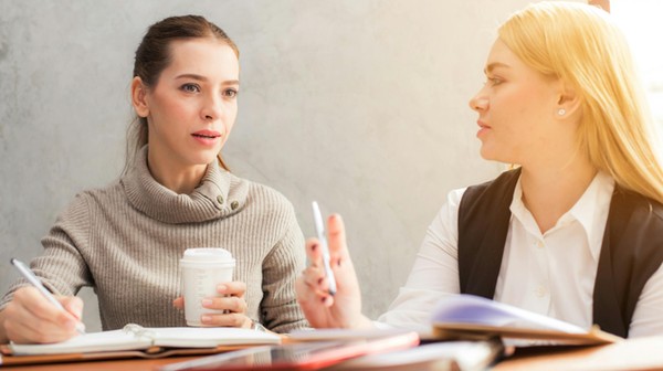 Coffee Break Networking działa w formule, która sprzyja autentycznym kontaktom. Kameralne grono, wygodna przestrzeń w budynku BETA WPT, dobre śniadanie i kawa, która budzi nie tylko do życia, ale i do działania. 