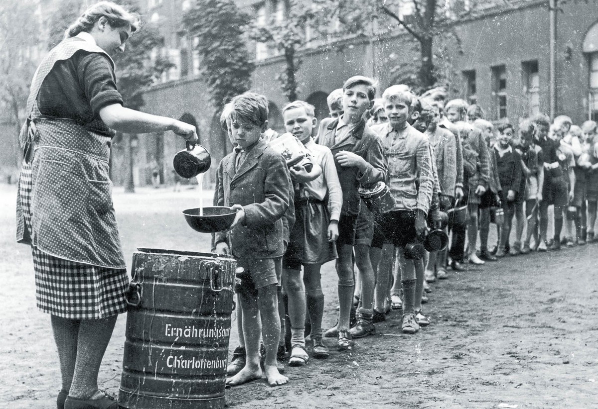 Rozdawanie racji kleiku przed szkołą w Charlottenburgu (Berlin). wrzesień 1945 r.