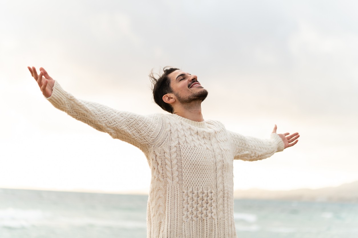 Škvrna sa ošetrí zmesou vody a pracieho prostriedku na vlnu, až kým nezmizne.