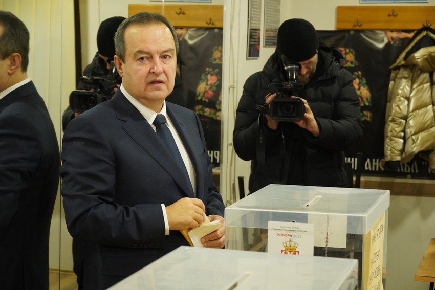 Dačić na biračko mesto došao u pratnji supruge i sina