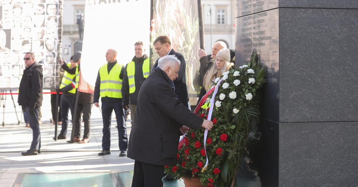  Miesięcznica smoleńska. Miał miejsce przemocowy atak na wieniec, który obywatele składają tu co miesiąc