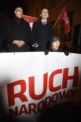 Wiceprezes Nowej Prawicy Przemysław Wipler i członek Rady Decyzyjnej Ruchu Narodowego Robert Winnicki podczas zainicjowanej przez Ruch Narodowy manifestacji pod siedzibą Państwowej Komisji Wyborczej
