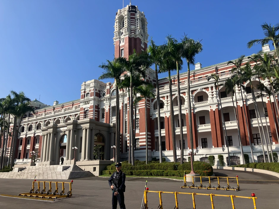 Tajpej, predsednička palata - Tajvan sebe smatra suverenom državom, sa svojim institucijama, ustavom i vojskom. Kina je vidi kao otcepljenu provinciju