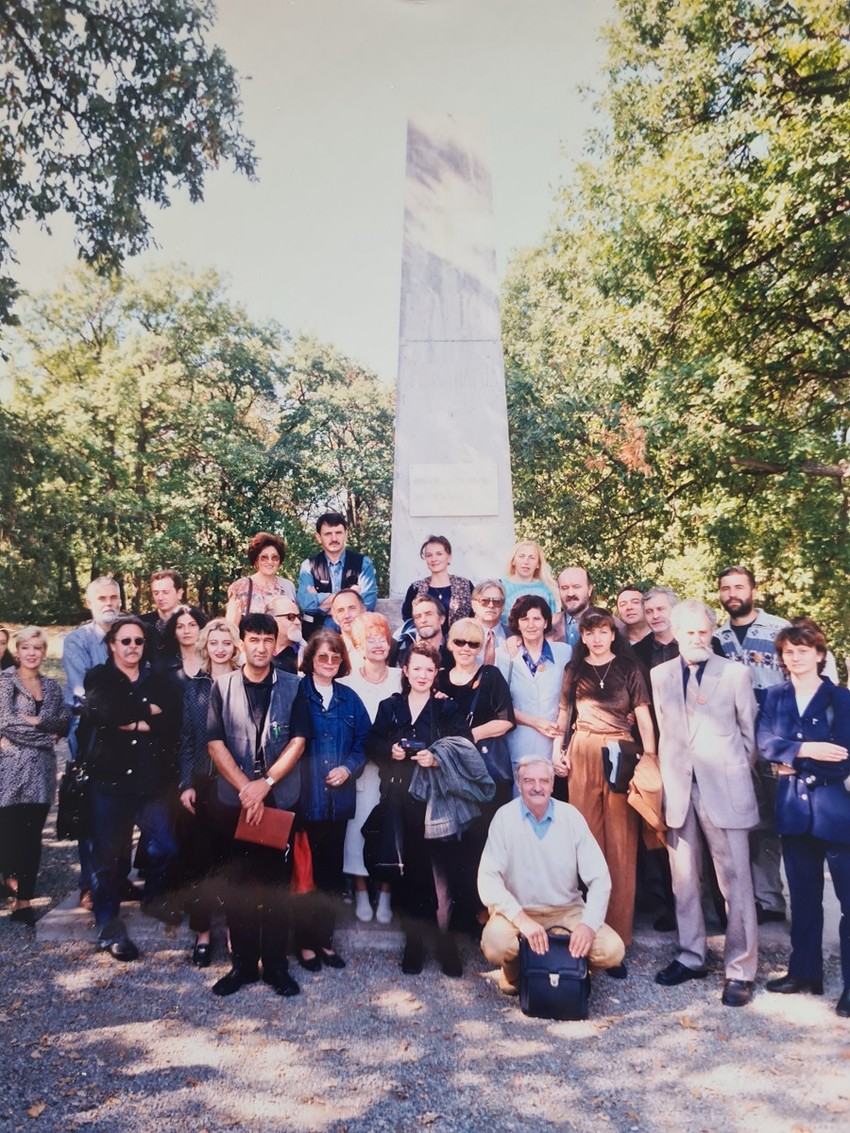 Pavle popovic s pesnicima i umetnicima pored  Brankovog groba,  Strazilovo, 1997
