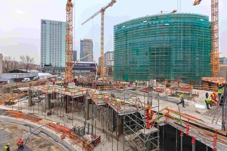 18 listopada 2013 r. nastąpiło uroczyste podpisanie aktu erekcyjnego kompleksu Warsaw Spire i wmurowanie kamienia węgielnego pod budynkiem A, czyli 220-metrowym biurowcem. Akt erekcyjny został podpisany m.in. przez wicepremiera i ministra gospodarki Janusza Piechocińskiego, dyrektora wykonawczego unijnej agencji Frontex Ilkka Laitinena, prezesa Ghelamco Group Paula Gheysensa oraz ministra-prezydenta rządu Flandrii Krisa Peetersa.