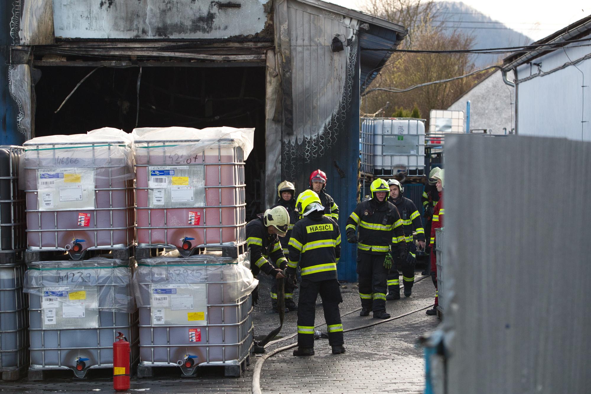 Hasiči počas zásahu pri požiari vo fabrike na výrobu chemických látok v Kysuckom Novom Meste.