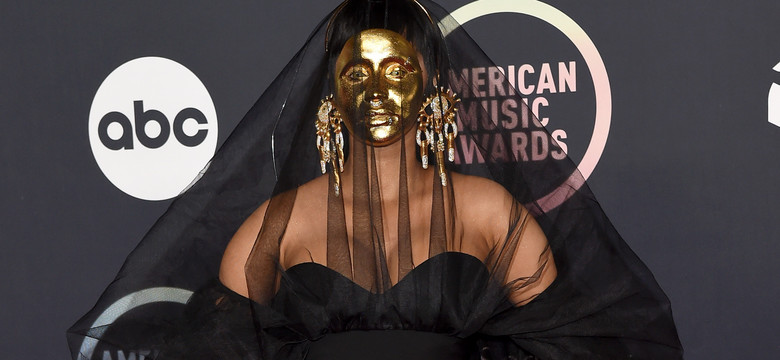 Złota maska, czarna woalka i parasole na głowie. Czym jeszcze zaskoczyły gwiazdy podczas American Music Awards 2021?