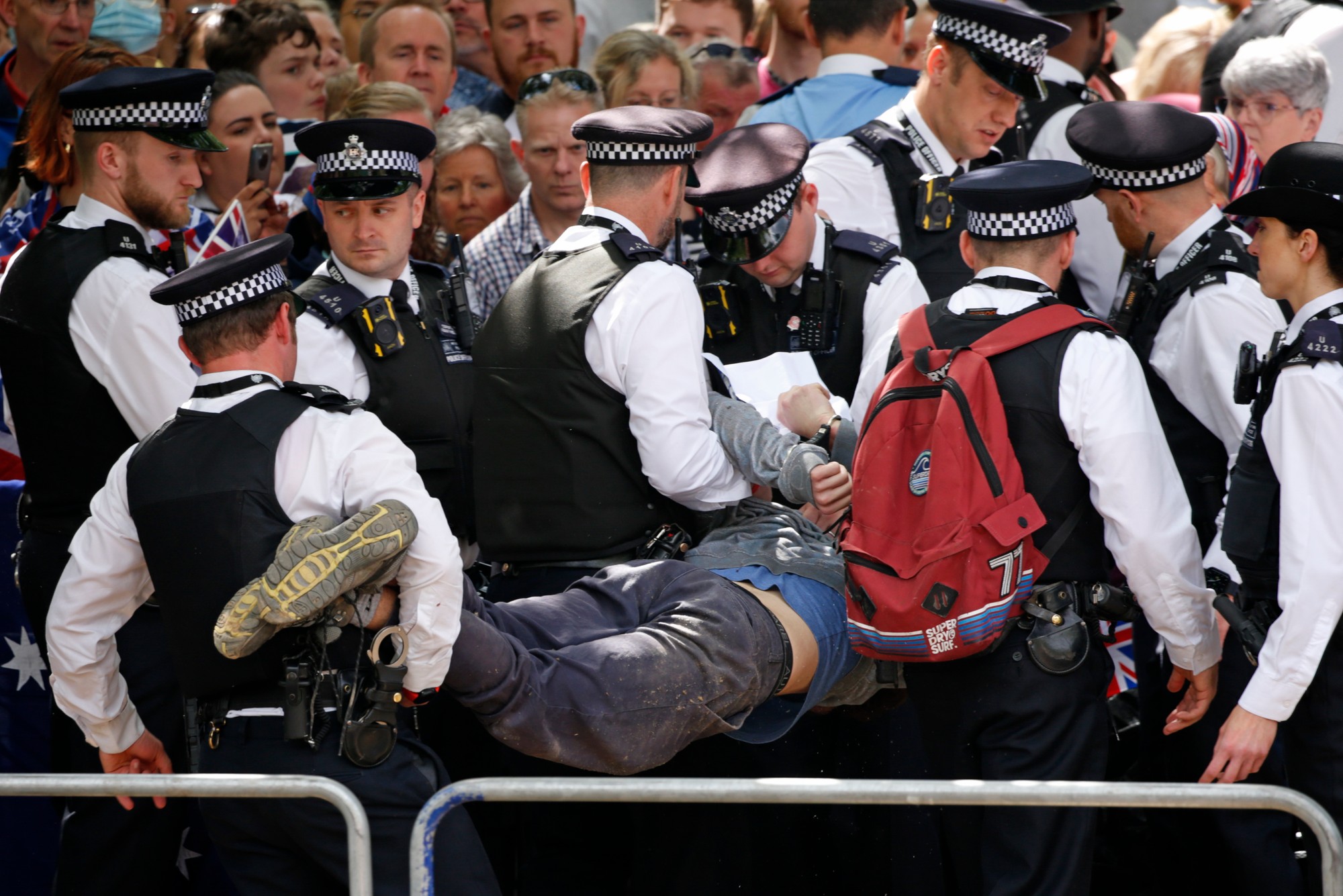 Policajti zadržali mužov, ktorí narušili slávnostnú vojenskú prehliadku (Trooping the Color) v Londýne.