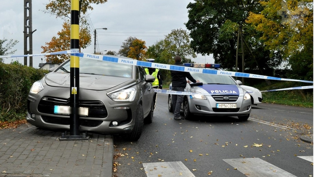 Policjanci ze Starogardu Gdańskiego odzyskali cztery auta i zlikwidowali dziuplę samochodową, w której odkryli części kolejnych skradzionych pojazdów. Zatrzymano trzech członków gangu. Jeden z nich próbował uciekać przed policją. Jego ucieczka o mały włos nie zakończyła się tragedią.