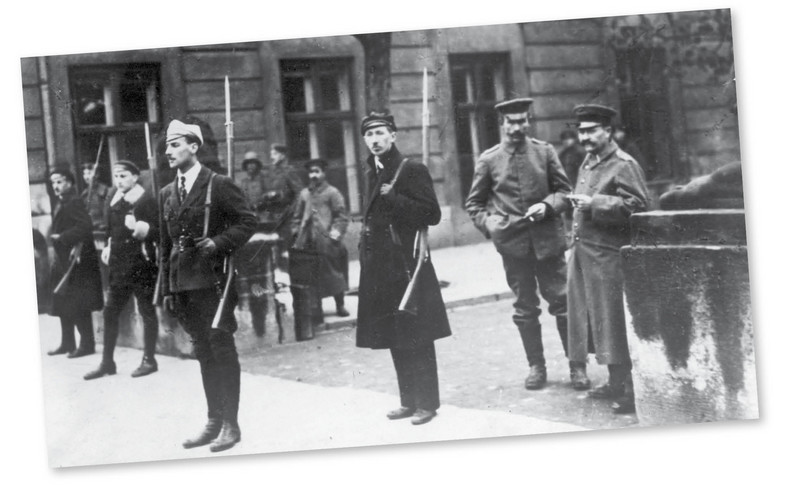 Warta studentów w Warszawie. Obok stoi dwóch rozbrojonych niemieckich żołnierzy, listopad 1918 r.