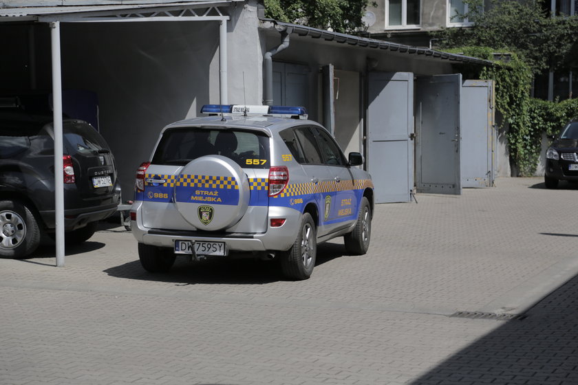 Samochód straży miejskiej pod siedzibą przy ul. Gwarnej we Wrocławiu