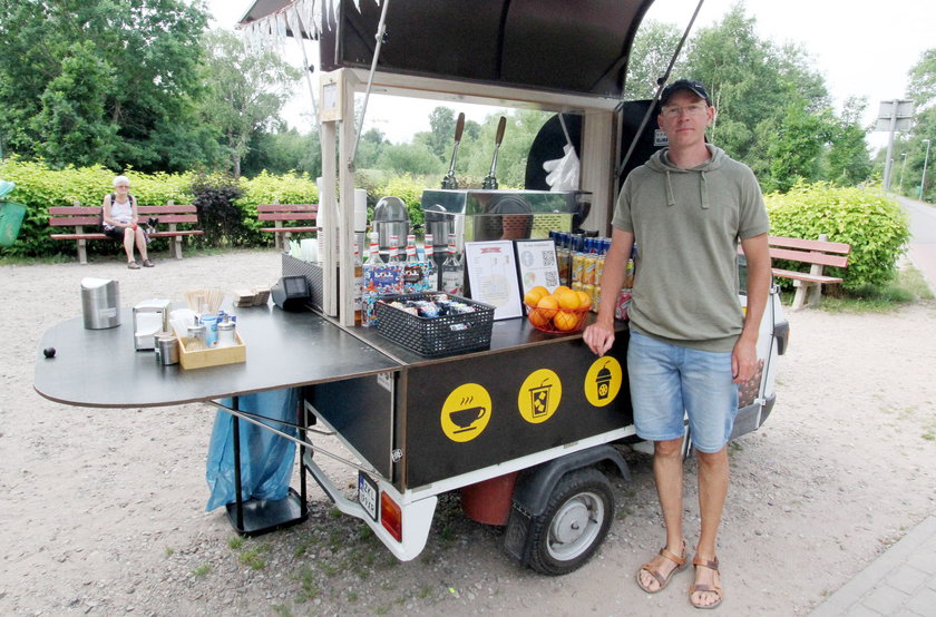 Bartłomiej Surowiec (40) sprzedaje kawę przy plaży w Kołobrzegu