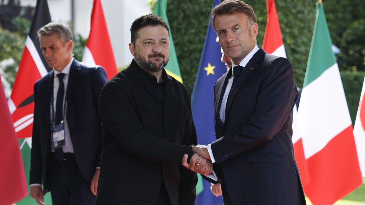 Francuski predsednik Emanuel Makron dočekuje ukrajinskog Volodimira Zelenskog 16. juna kod hotela Rojal u Evijanu gde se održava samit G7