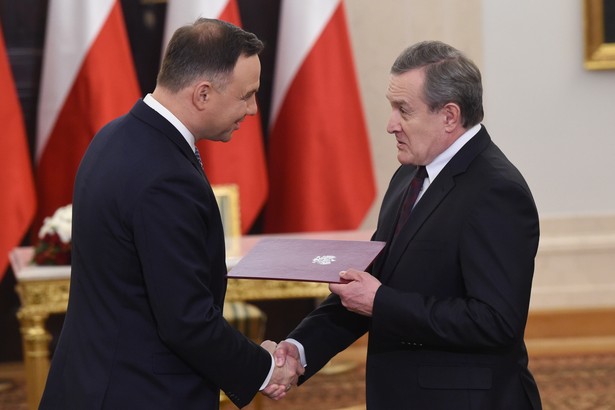 Prezydent Andrzej Duda wręcza akt powołania na urząd Przewodniczącego Komitetu ds. Pożytku Publicznego wicepremierowi, ministrowi kultury i dziedzictwa narodowego Piotrowi Glińskiemu.