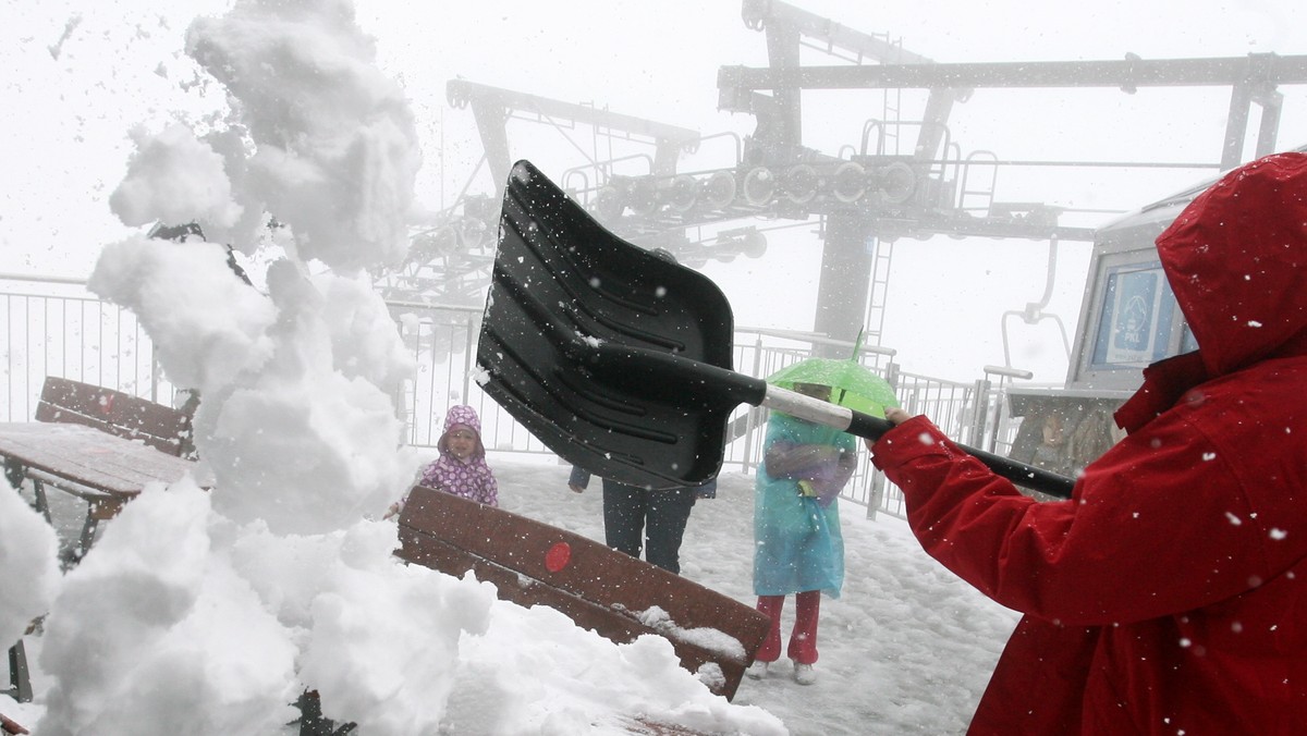 Niedziela zapowiada się brzydka. Polska nadal jest wpływem niżu z ośrodkiem nad Ukrainą. Pozostajemy więc w tym samym chłodnym powietrzu polarno-morskim. W efekcie, jak na lipiec, będzie chłodno, a zamiast słońca spodziewać się można opadów deszczu, miejscami intensywnych.