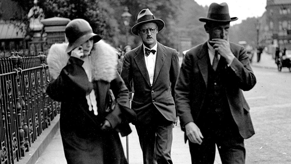Od lewej: Nora Barnacle, James Joyce i ich adwokat, 1931 r.