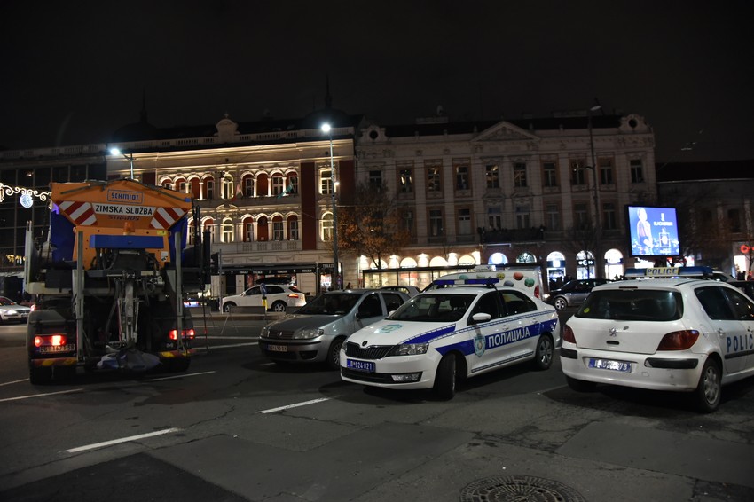 Barikade u vidu automobila i kamiona