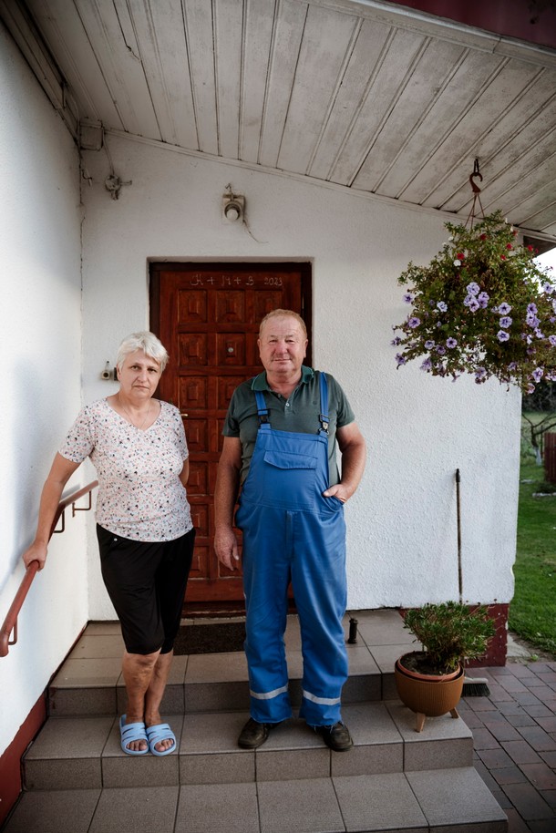 Marian i Bożena Kuźmiczowie z Tokar mają nadzieję, że ich córka, przebywająca w szkole policyjnej w Szczytnie, dzięki PiS będzie mieć dobrą pensję mundurową