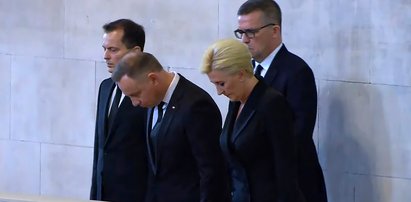 Andrzej Duda oddał hołd królowej Elżbiecie. "Pojechał świetnie przygotowany"