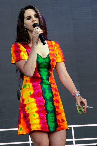Lana Del Rey uwodzicielsko przechadzała się po scenie, paląc papierosy