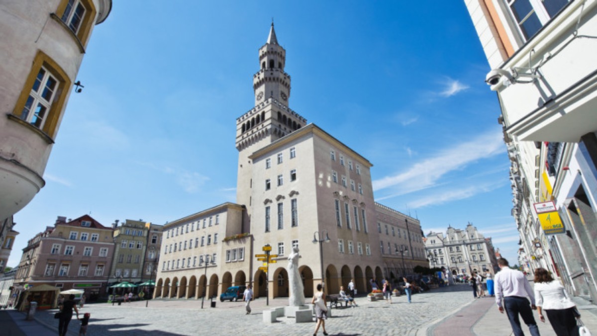 Wojewoda opolski postanowił przemianować salę Herbową urzędu na im. Prezydenta Lecha Kaczyńskiego. Przeciwko tej decyzji protestuje grupa działaczy dawnego podziemia antykomunistycznego.